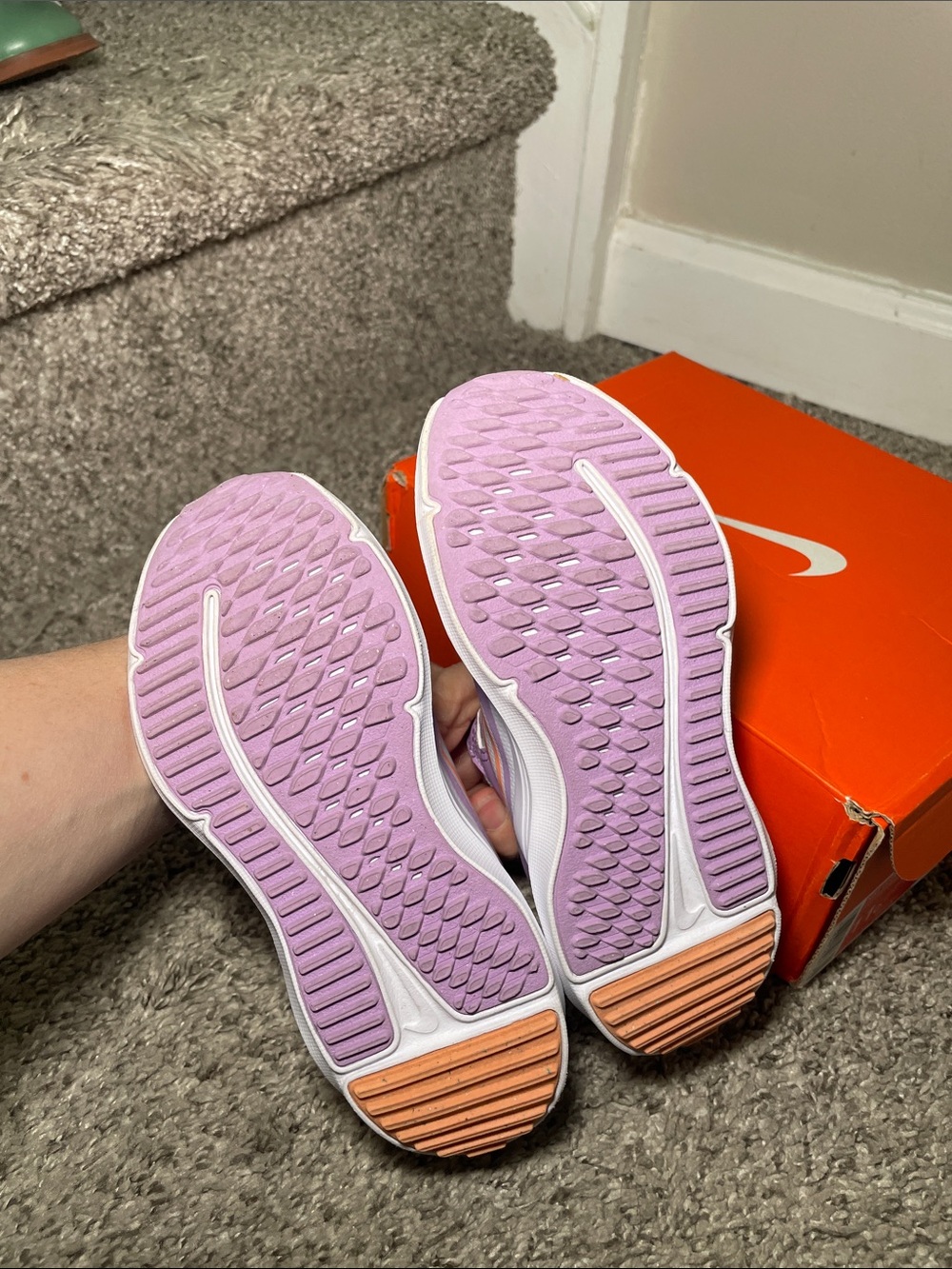 GIRLS' NIKE COSMIC RUNNER RUNNING SHOES - Picture 7 of 10